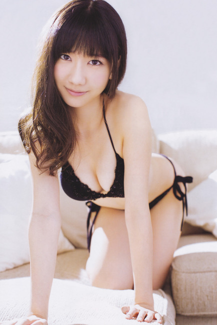 【画像】柏木由紀、胸元がパックリ開いたセクシーなキャバ嬢ドレスで登場 8