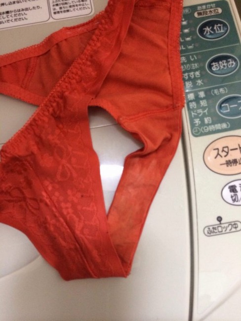 洗濯機の中にある素人のシミ付きパンツってエロいよね 5
