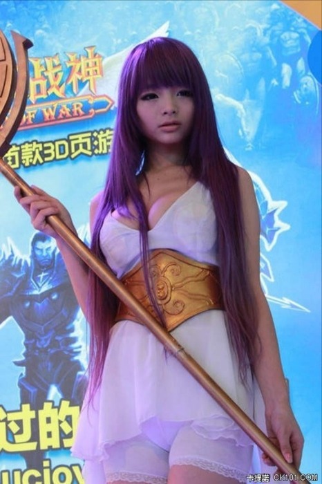 中国人巨乳コスプレイヤーがパンチラしてマンスジ見えてるエロ画像 13