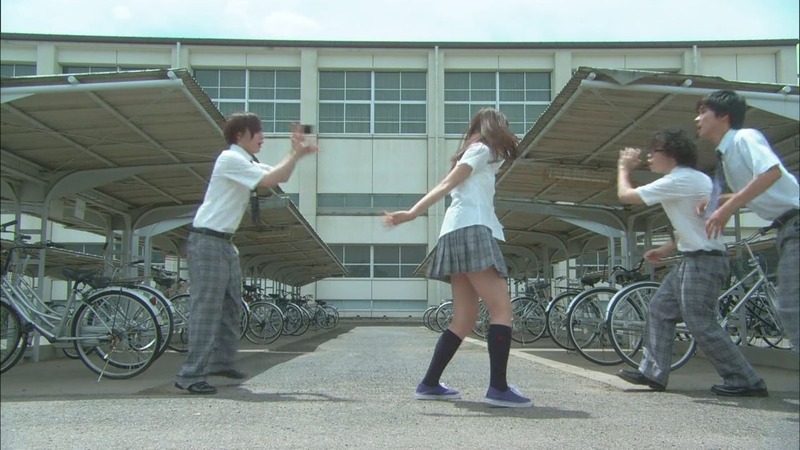 西内まりやがJK制服姿でアソコ抑えてるエロ画像 33