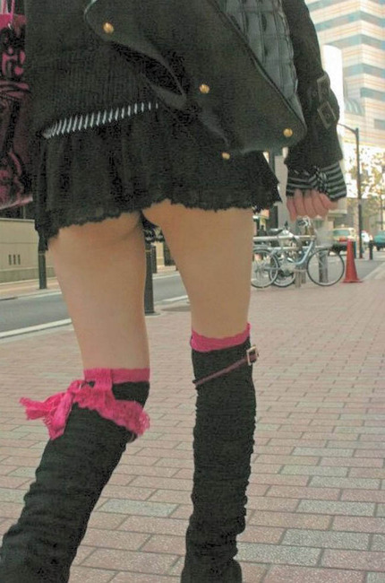 ミニスカ過ぎてパンツ丸見えな素人の盗撮画像 9
