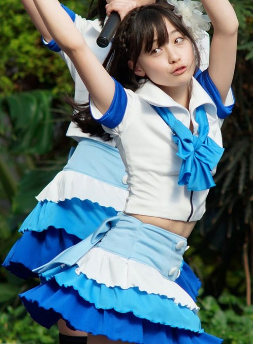 【画像54枚】アイドル・芸能人の抜ける胸チラなどエロgif画像 8