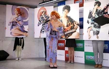 倉持由香のワンピース ナミのコスプレエロ画像 17