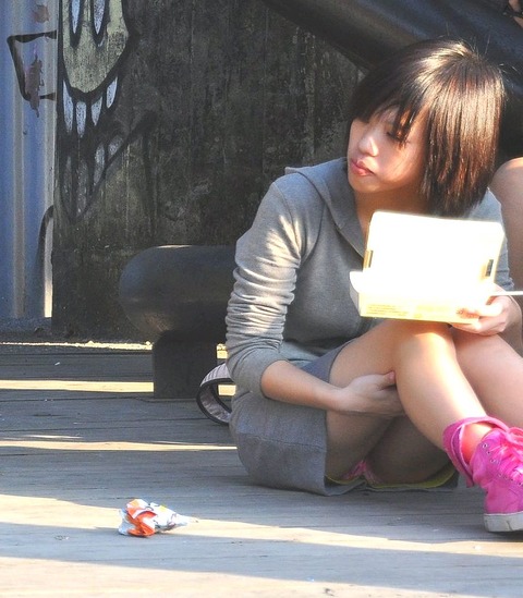 【赤面注意】恥ずかしいぐらいにパンチラしちゃってる素人娘の盗撮エロ画像ｗｗｗｗｗ 9