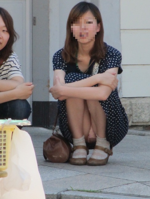 街中で見かけた素人のしゃがみパンチラ画像 25