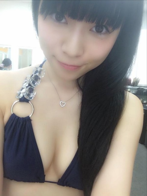 グラビアアイドルが自撮りエロ写メで誘惑してる 14