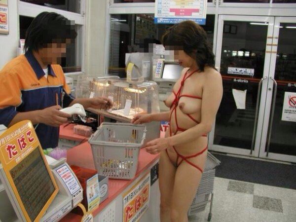 【動画あり】ドイツの博物館で美女が全裸パフォーマンスという驚きの行動！　アソコも丸見え 8