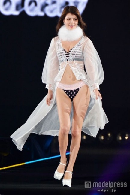 マギーの水玉下着がエロい画像 2