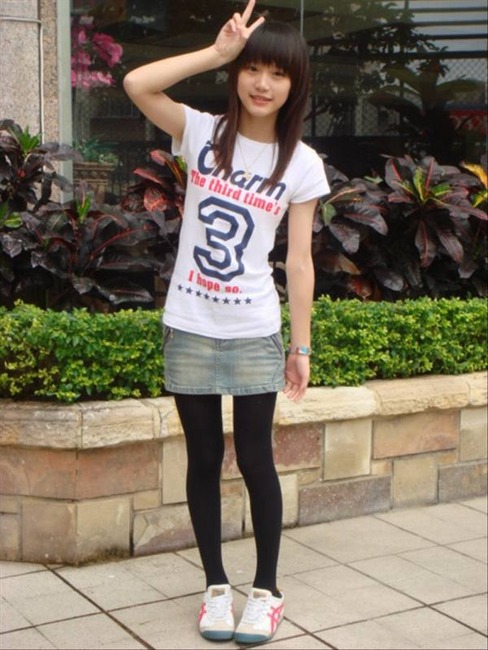 ミニスカートが似合う美脚な女の子のエロ画像30枚 20
