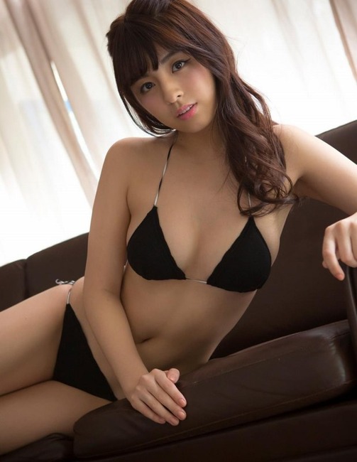 人気グラビアアイドルの三人がタオル一枚で温泉に入ってる 18