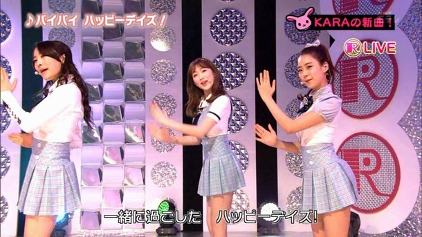 KARAが新曲ライブでミニスカパンチラしてるエロ画像 23
