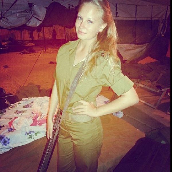 イスラエルの女兵士の軍服と水着姿のギャップがエロい画像 9
