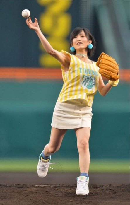 NMB48さや姉が始球式で足を上げてパンチラ　画像 16
