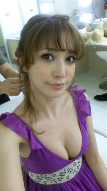 藤井リナ　巨乳モデルのセミヌードがエロい画像　ローラ 1