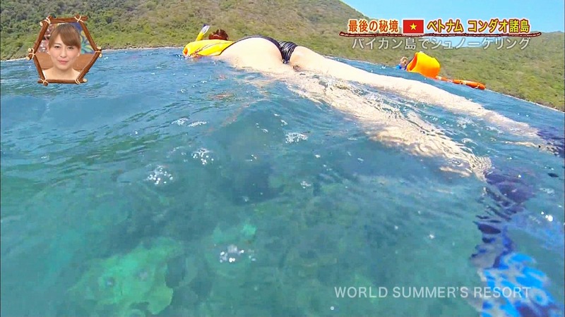 海外の水着リポーターがエロいキャプ画像 15