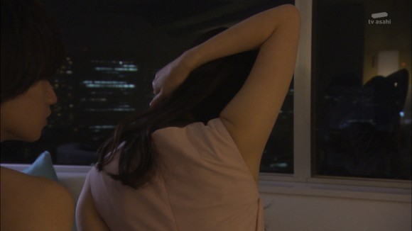 佐々木希のサンタコス+濡れ場シーンがエロいキャプ画像 11