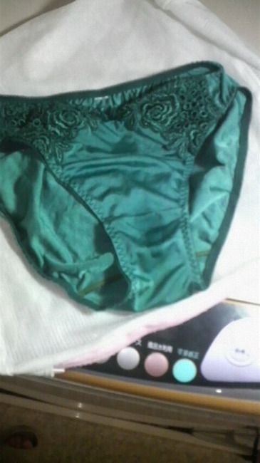 洗濯機の中にある素人のシミ付きパンツってエロいよね 3