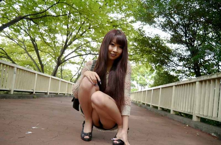 パンチラしてるお姉さんの股間にとびつきたくなるエロ画像 23
