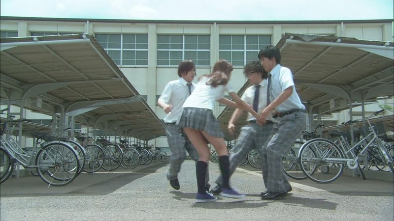 西内まりやがJK制服姿でアソコ抑えてるエロ画像 32