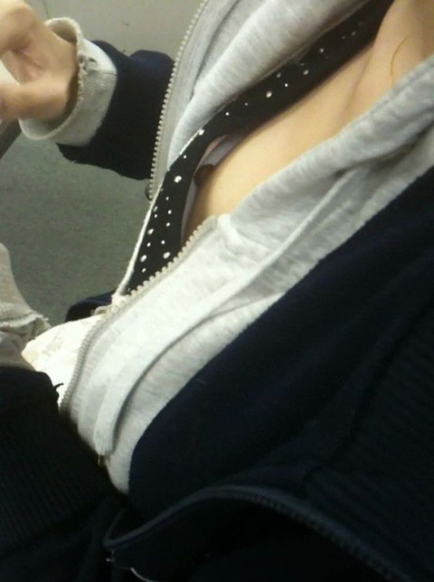 【胸チラ乳首エロ画像】盗撮して乳首おっぱいまで見えちゃってたらお得感ヤバイよなｗｗｗｗｗ 10