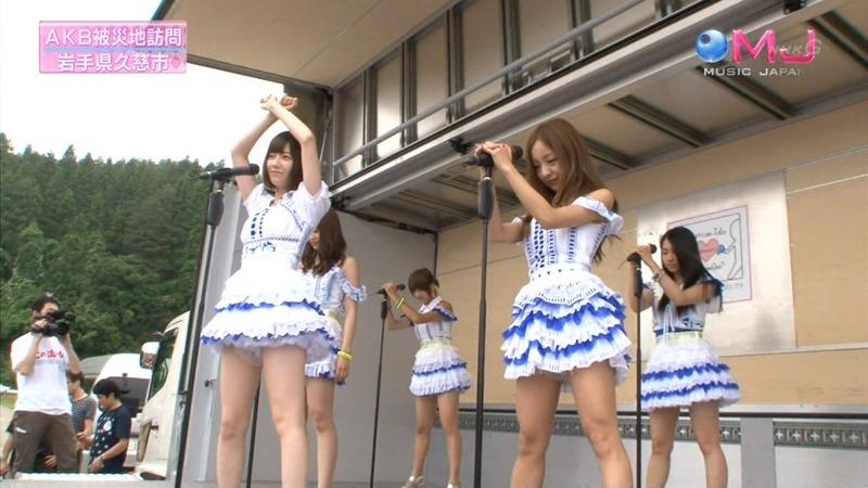 わざとミニスカやホットパンツはいて太もも見せてるアイドルのエロ画像 21