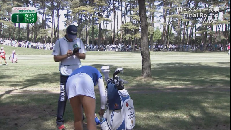 しゃがみパンチラしてる女子プロゴルフ 13