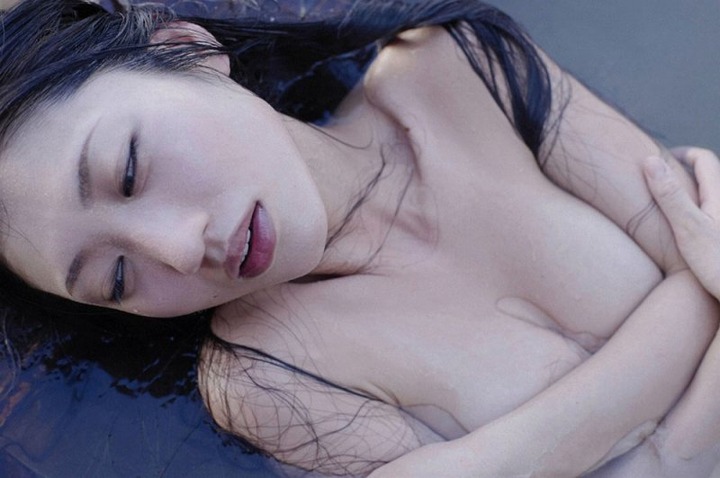 壇蜜さんが浴衣姿で脱いでる着エロ画像40枚 19