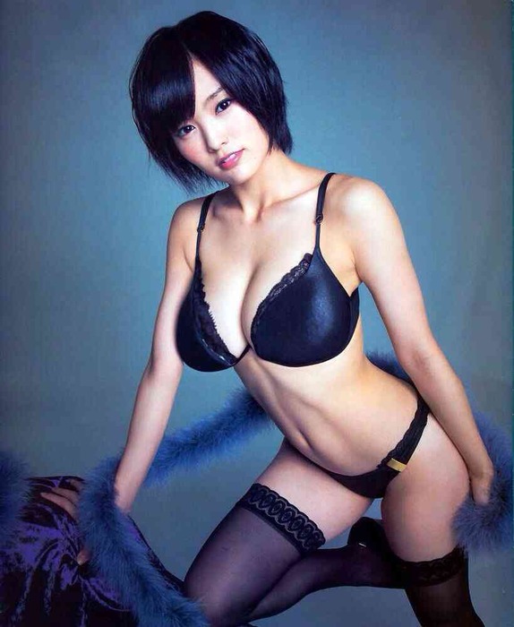 【画像54枚】アイドル・芸能人の抜ける胸チラなどエロgif画像 4