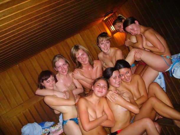 風呂場で撮影された全裸集合写真ください 15
