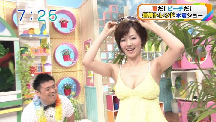 スタジオで行われたHな水着ショーのキャプ画像 28