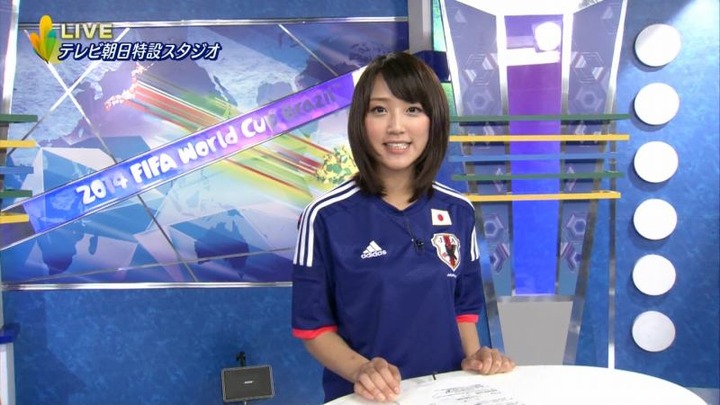 竹内由恵女子アナウンサーのサッカー日本代表コスプレが可愛い 26