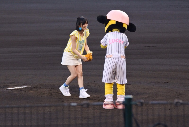 NMB48さや姉が始球式で足を上げてパンチラ　画像 11