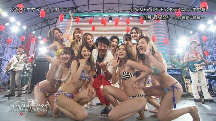 都心で素人水着ギャルが踊ってるエロ画像 25