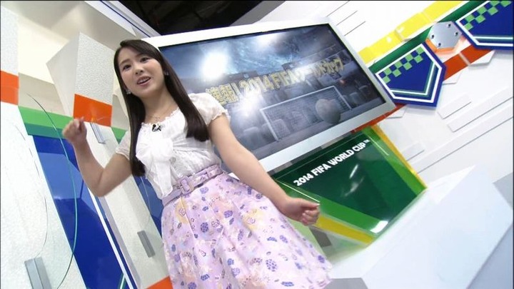 玉木碧女子アナがサッカーボールを蹴ってパンチラしてるエロ画像 6