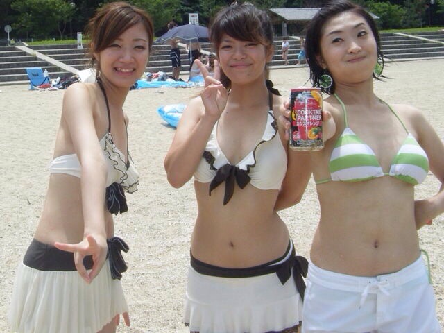 【画像】こういう女たちと海で遊んだことないやつwwwwww 16