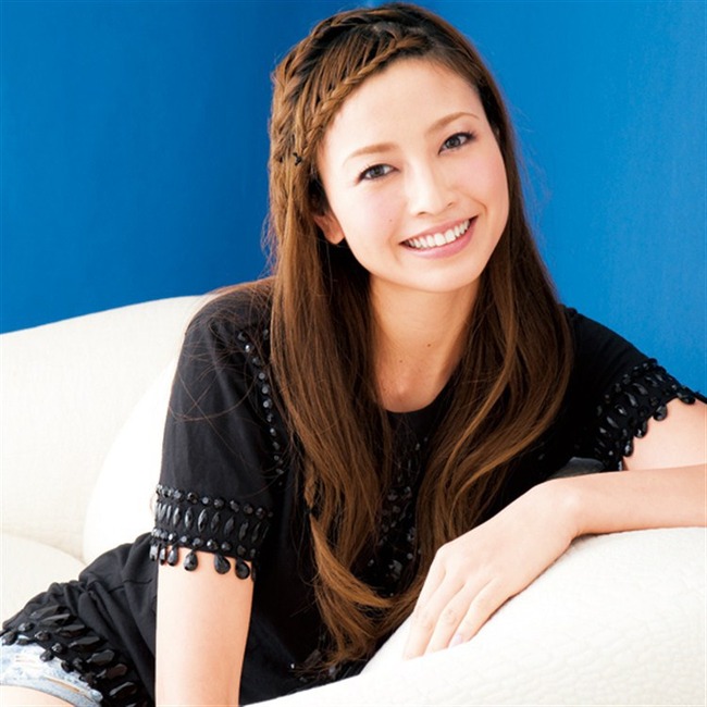 片瀬那奈が何もしなくてもやらしいのでキスしたくなるエロ画像 8