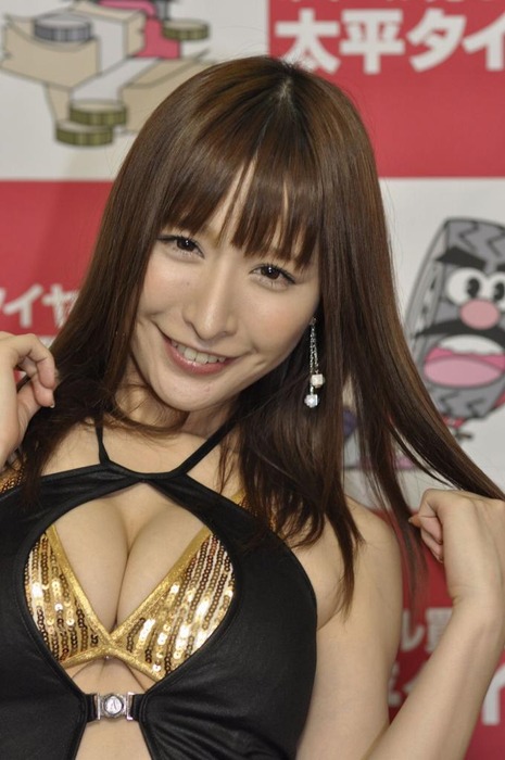 東京オートサロンで露出してるキャンギャル・コンパニオンのエロ画像40枚 31