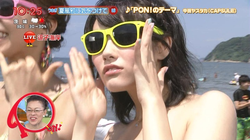 お天気お姉さんの窪真理と原田ゆかの水着キャプ画像 6