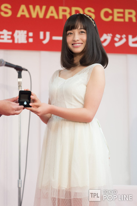 橋本環奈ちゃんの白いドレス姿が美しい 1