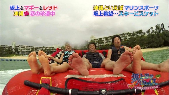 マギーがミニスカJKのコスプレでボウリング、パンツ見えそう 53