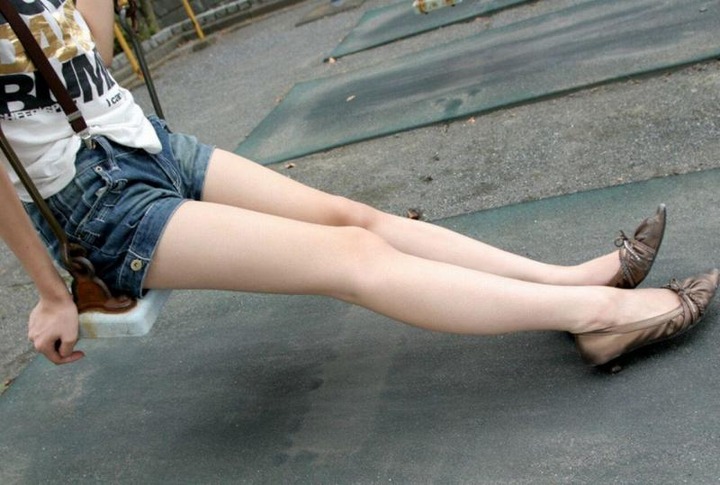 太ももが綺麗なお姉さんのフェチ画像 27