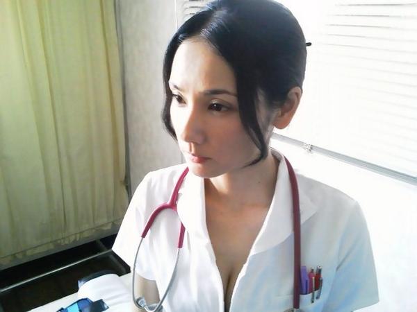 巨乳アイドルや女優の胸チラキャプ画像 1