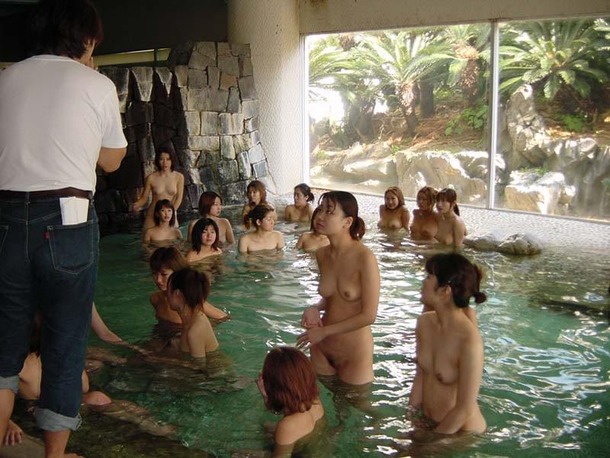 全裸・ヌードになってる女の子の集合写真30枚 21