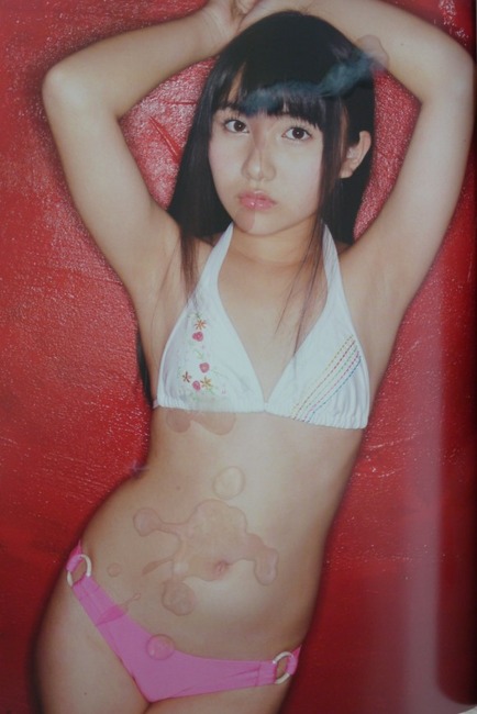 アイドルの写真集にぶっかけてるエロフェチ画像30枚 29