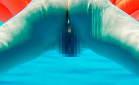 【水中盗撮エロ画像】プールで露出とかセックスしてる変態素人多すぎワロタｗｗｗｗｗ 26