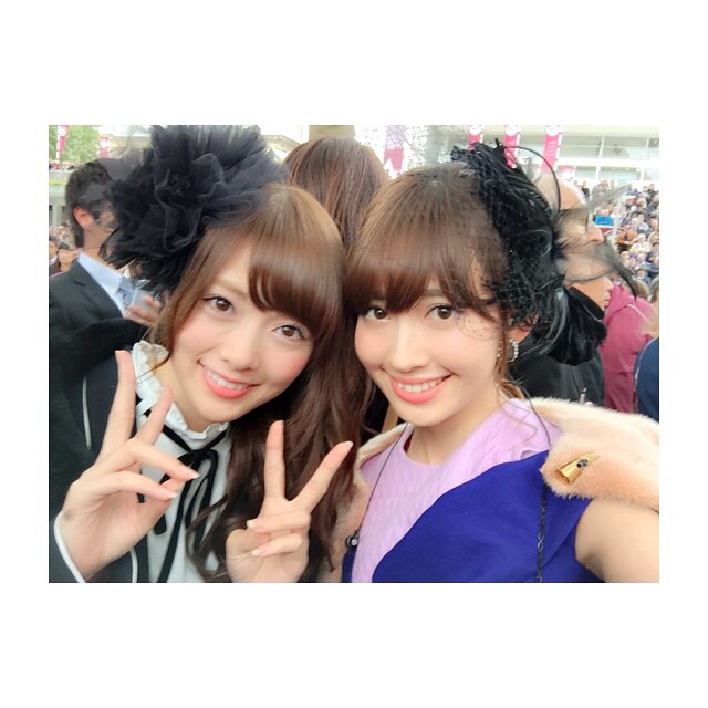 【画像】小嶋陽菜(26)と白石麻衣(22)　フランス凱旋門賞でツーショット　「美少女すぎ」「可愛すぎ」 絶賛の声が殺到