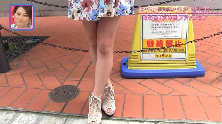 胸の谷間をあえて見せる女のファッションがエロい！ 17