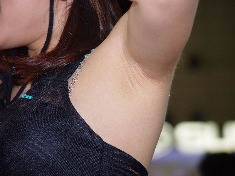 綺麗な脇を見せてる女の子のエロ画像 24