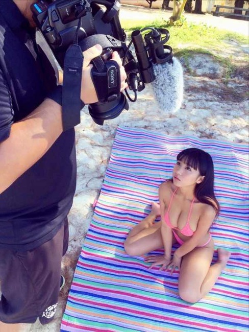 葉月あや　グラビアアイドルが水着で卓球してるエロ画像 18