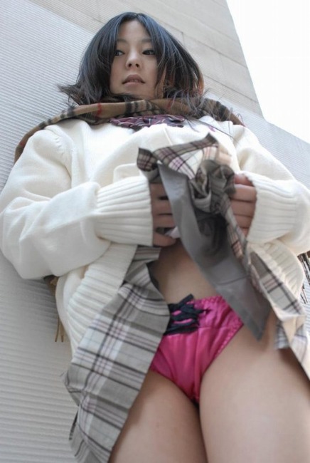 スカートめくってパンツ見せてるお姉さんのエロフェチ画像30枚 20